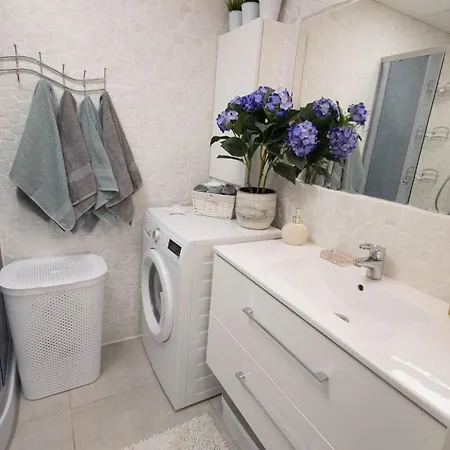 Stella's - City Center - Free Secure Parking - Big Sun Terrace - Air Conditioning - Wifi - Tram To The Bus Station And Old Town 아파트