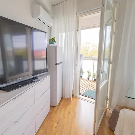Stella's - City Center - Free Secure Parking - Big Sun Terrace - Air Conditioning - Wifi - Tram To The Bus Station And Old Town 아파트 탈린
