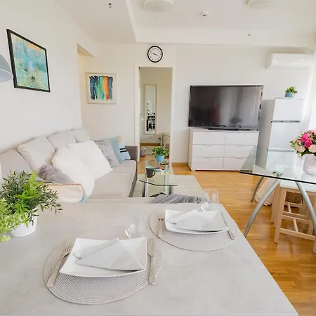 Stella's - Center - Free Secure Parking - Big Sun Terrace - Air Conditioning - Wifi - Tram To The Bus Station And Old Town דירה